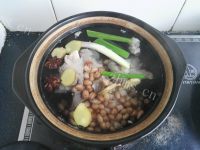 热腾腾的花生莲藕排骨汤做法图解6)