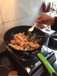 家常菜香菇炖鸡做法图解6)