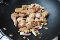 美味辣椒炒鸡翅做法图解5)