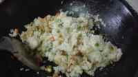 好吃的菠萝鲜虾炒饭做法图解10)