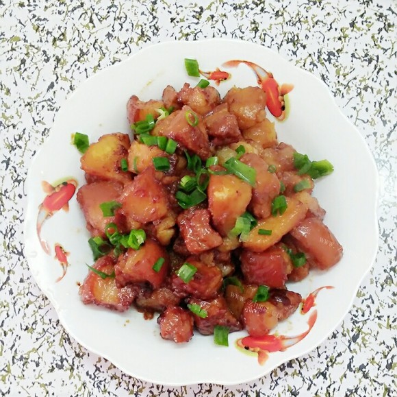 美味营养的红烧肉炖土豆