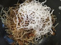 鲜美可口的豆芽炒肉做法图解5)