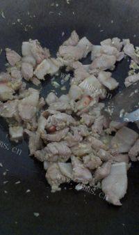 简易的五花肉炒青椒做法图解4)