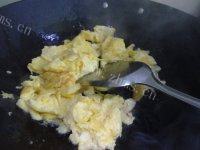 色味俱佳的蒜黄炒鸡蛋做法图解5)