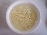 外婆做的酸辣土豆丝做法图解3)