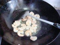 「美味可口」青豆虾仁做法图解8)