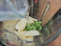 好喝的芹菜苹果汁做法图解4)