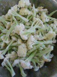 家常菜五花肉炒菜花做法图解1)