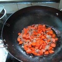 美味的红萝卜炒肉做法图解6)