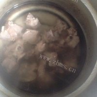 美味的排骨冬瓜汤做法图解3)