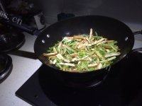 家常菜芹菜炒豆干做法图解4)