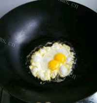 美味的腊肠炒面做法图解2)
