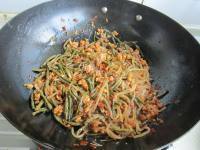 美味的干豇豆炒粉条做法图解10)