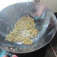 酸豆角炒卤肉做法图解2)
