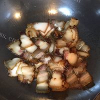 美味的笋干焖肉做法图解3)