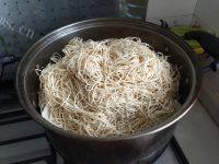 简单版芹菜肉丝蒸面做法图解6)