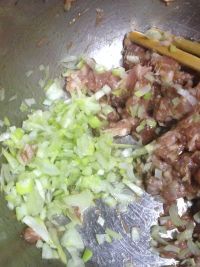美味可口的三鲜小肉包做法图解8)