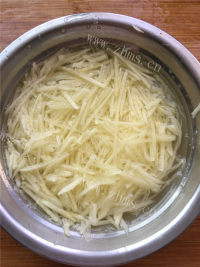 美味的土豆丝饼做法图解1)