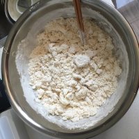 韭菜鸡蛋虾仁馅饼做法图解1)