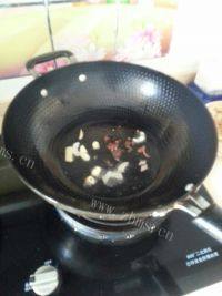家常菜炖鲤鱼做法图解6)