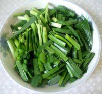 美味韭菜炒核桃仁做法图解1)