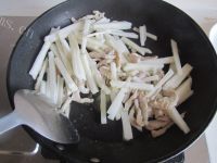美味的泡椒凉薯炒肉丝做法图解4)