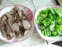 家常菜回锅牛肉做法图解1)