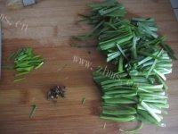 家常菜韭菜土豆丝做法图解2)