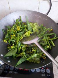 甘脆的炒菜心做法图解5)