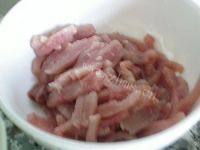 家常菜肉丝炒苦瓜做法图解2)