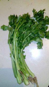 营养丰富的芹菜猪肉水饺做法图解1)