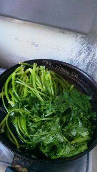 好吃的猪肉芹菜饺做法图解2)