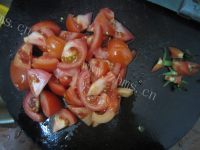 家常鲜茄炒菜花的做法图解三