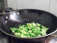 家常菜香肠炒西兰花做法图解6)