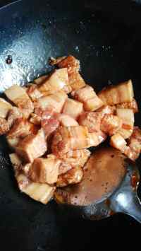 特色美食红烧肉炖土豆做法图解7)