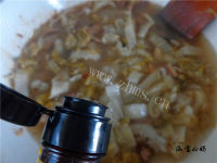 美味的猪肉酸菜炖粉条做法图解10)