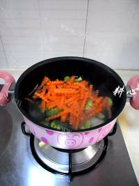 自制西兰花萝卜鸡汤做法图解10)