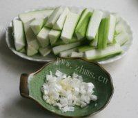 家常菜肉末炒丝瓜做法图解2)