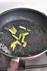家常菜雷笋炒肉丝做法图解8)