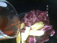 营养丰富的番茄土豆炖牛腩做法图解4)