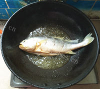 好吃的葱烧大黄鱼的做法图解六