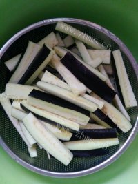 可口的茄子炒肉做法图解2)