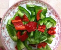 香气浓郁的青椒炒肉做法图解1)