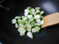 家常菜虾皮丝瓜汤做法图解4)