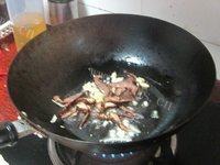 家常菜腊肉炒莴笋做法图解6)