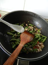 家常菜干煸四季豆做法图解16)
