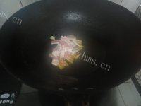 美美厨房之蒜薹炒肉做法图解4)