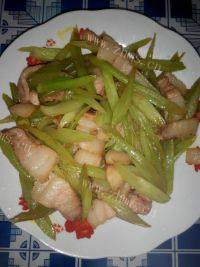 #美食派#芹菜炒肉