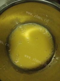 自制葡萄干蛋糕卷做法图解5)