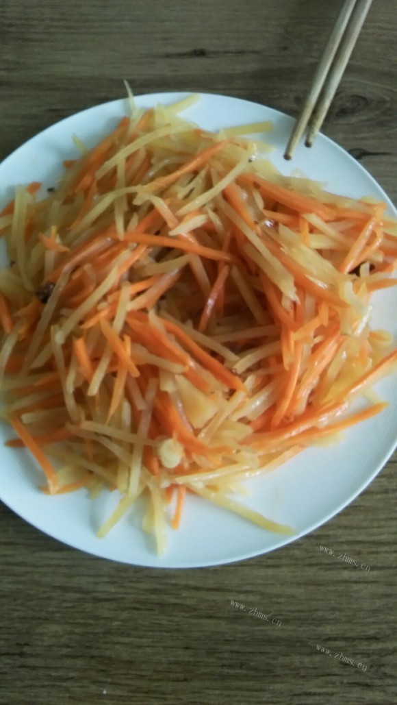 鲜香的土豆胡萝卜丝